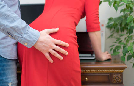 Verheirateter Mann Betrügt Seine Frau Mit Einer Tatöwierten Brünette Verheirateter Mann Betrügt Seine Frau Mit Einer Tatöwierten Brünette
